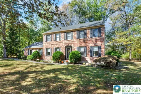 569 Pine Tree Dr, Nazareth, PA 18064