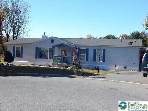 4237 Independence Ln, Walnutport, PA 18088