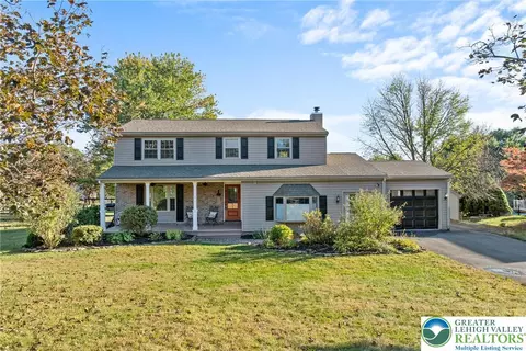5280 Townsquare Dr, Macungie, PA 18062