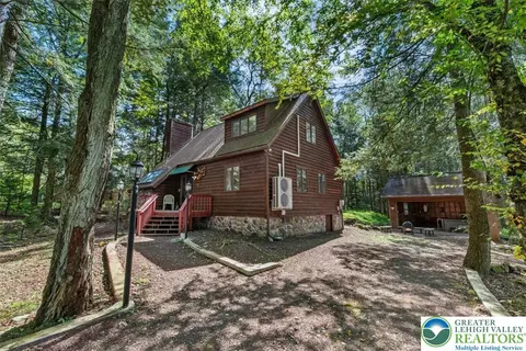 512 Sir Jeoffrey Ct, Blakeslee, PA 18610