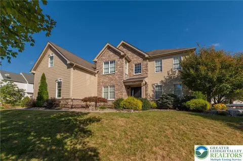 1674 Red Oak Ln, Macungie, PA 18062