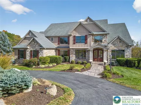 2811 Apple Valley Estate Dr, Orefield, PA 18069