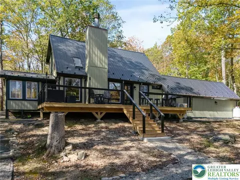 809 Boulder Ct, Hawley, PA 18428