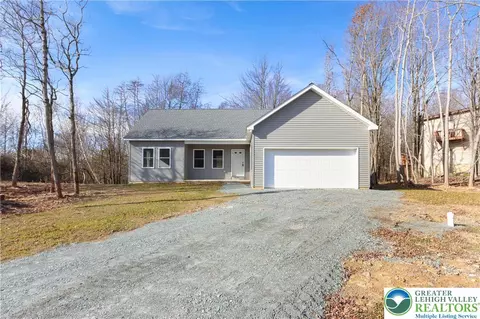 102 Eagle View Run Dr, Long Pond, PA 18334