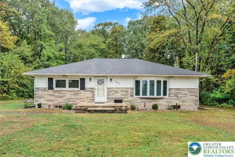 6097 Snyders Church Rd, Bath, PA 18014
