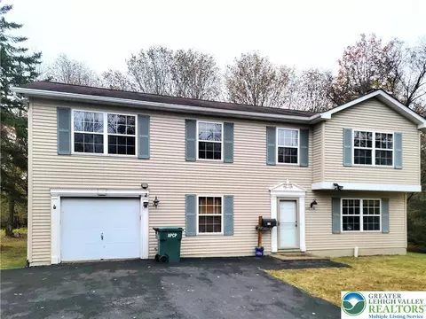 721 Country Place Dr, Coolbaugh Twp, PA 18466