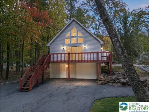 273 Four Seasons Dr, Beech Mountain Lakes, PA 18222