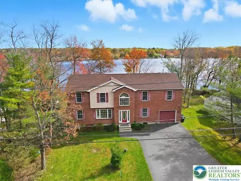 5273 Holiday Dr, Coolbaugh Twp, PA 18466