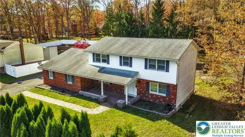 6 Summit Dr, Mount Pocono, PA 18344