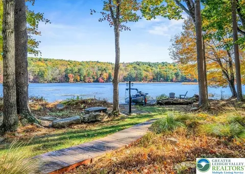 320 Tinkwig Dr, Hawley, PA 18428