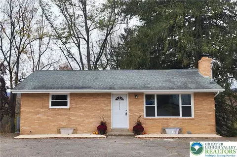 2556 N Delaware Dr, Mount Bethel, PA 18343