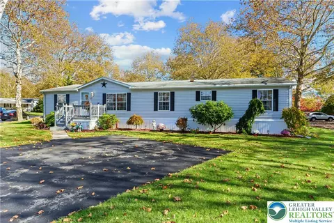 8 Cedar Ct, Bath, PA 18014 photo 2