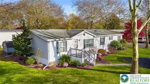 8 Cedar Ct, Bath, PA 18014