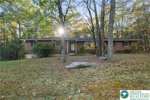2172 White Pine Dr, Saylorsburg, PA 18353