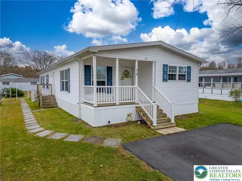 16 Powderhorn Pl, Mount Bethel, PA 18343