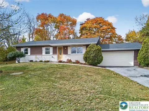 7340 W Hillcrest Ln, Slatington, PA 18080