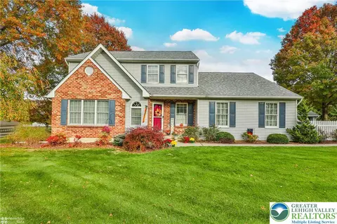 6423 Mountain View Dr, Slatington, PA 18080