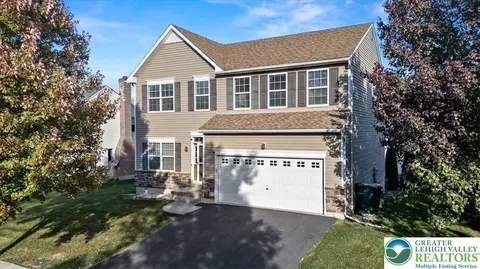 17 Stonecreek Ct, Easton, PA 18045