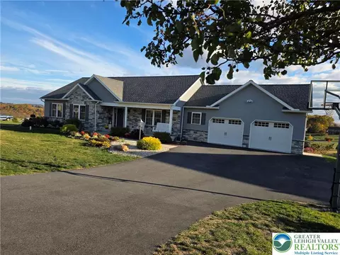 3393 Crestview Ln, Walnutport, PA 18088