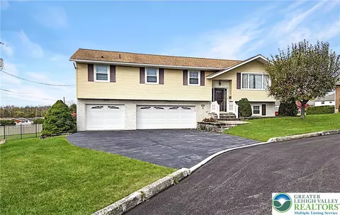 3339 Barklay Cir, Hokendauqua, PA 18052