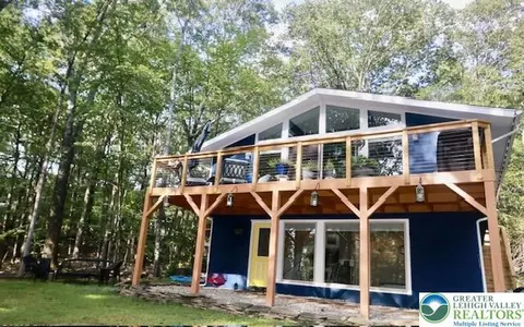 107 Villiage Ln, Hawley, PA 18428
