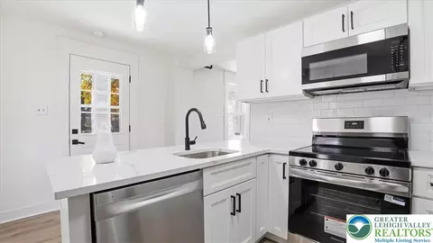 Entry Way - 322 E Garrison St, Bethlehem, PA 18018 photo 2 of 2