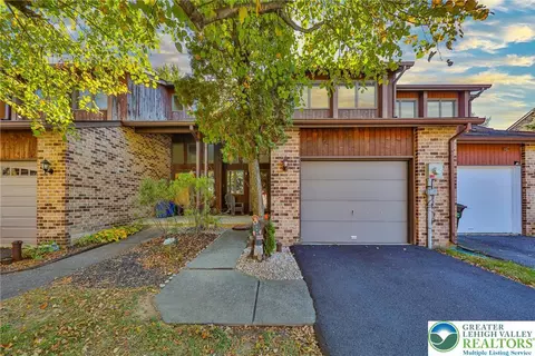 1736 Falcon Dr, Bethlehem, PA 18017