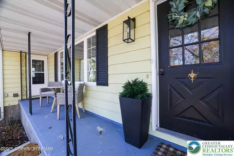 104 Haverhill Rd, Buck Hill Falls, PA 18323