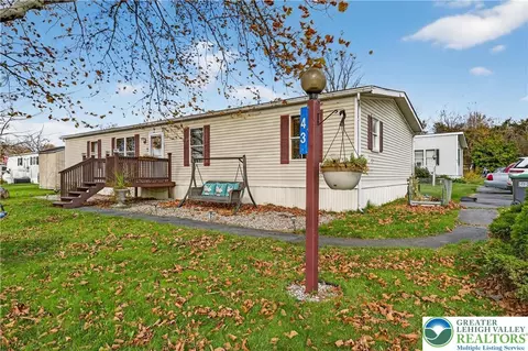 43 Oakwood Ct, Bath, PA 18014
