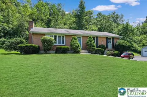 6913 Jay St, Slatington, PA 18080