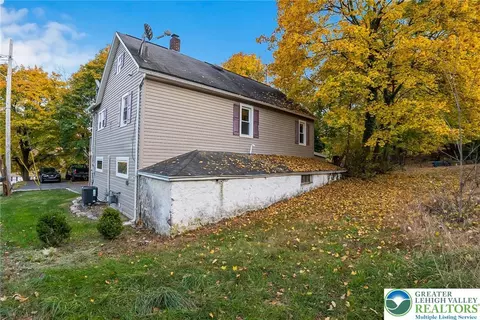 35 Maple St, Roseto, PA 18013
