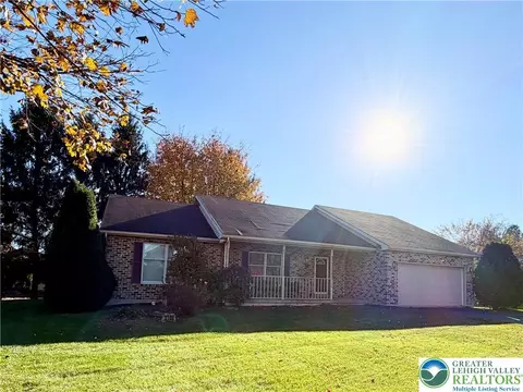 3100 Val Vista Dr, Palmer Township, PA 18045