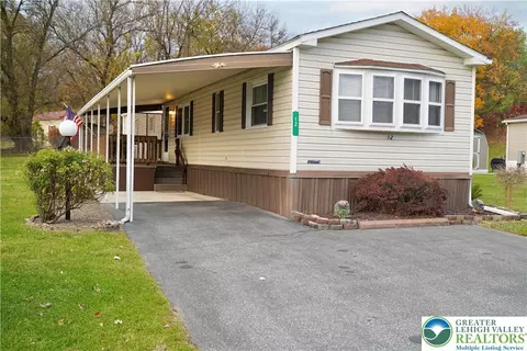 12 Stacey Dr, Walnutport, PA 18088