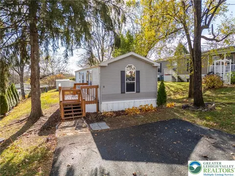 5 Woodview Ct, Bath, PA 18014 photo 2