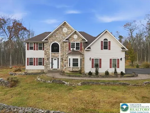 135 Spruce Run Dr, Dingmans Ferry, PA 18328
