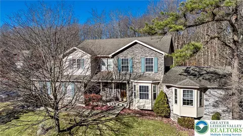 2 Pinewood Cir, Hazleton, PA 18202