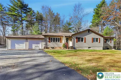 104 Scotch Pine Ct, Dingmans Ferry, PA 18328