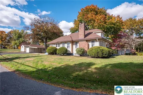 2730 Farmersville Rd, Bethlehem, PA 18020
