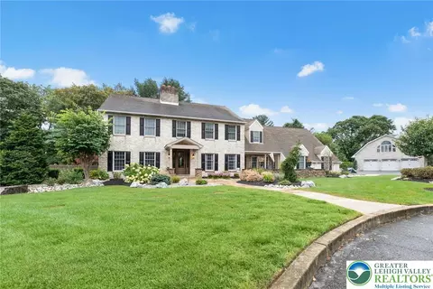 8 Harding Ct, Easton, PA 18045