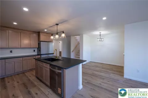 111 Main St, Glendon, PA 18042 photo 4