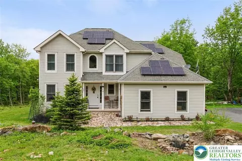 1392 Whispering Hills Ct, Effort, PA 18330