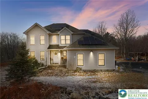 1392 Whispering Hills Ct, Effort, PA 18330