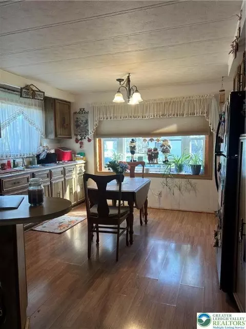 7 Springridge Rd, Bath, PA 18014 photo 2