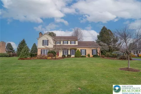 4652 Oakwood Ln, Nazareth, PA 18064