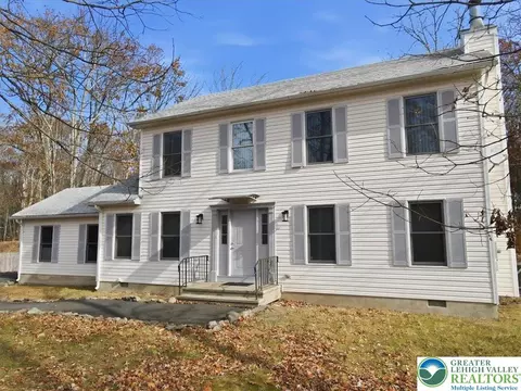 2312 Cramer Ct, Bushkill, PA 18324