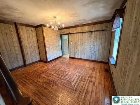 Living - 521 Maple St, Bethlehem, PA 18018 photo 2 of 2