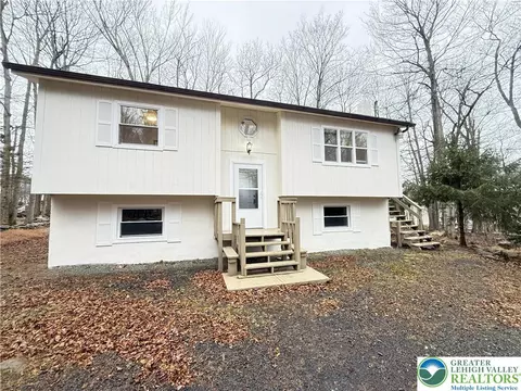 8066 Red Squirrel Dr, Coolbaugh Twp, PA 18466