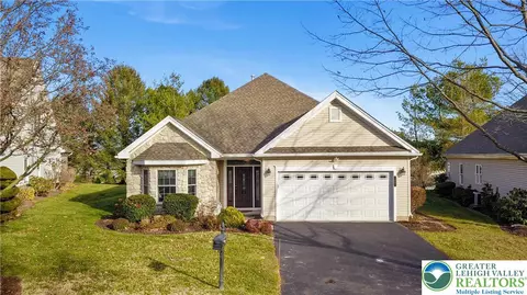 60 Glenmoor Cir N, Palmer Township, PA 18045