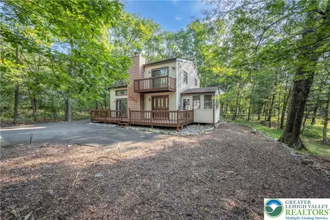 114 Brentwood Dr, Saw Creek, PA 18324