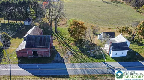 654 Youngs Hill Rd, Easton, PA 18040